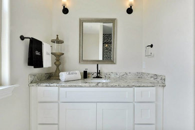 Imagen de cuarto de baño principal minimalista grande con lavabo encastrado, armarios tipo mueble y puertas de armario blancas