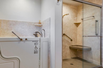 アトランタにある中くらいなトラディショナルスタイルのおしゃれな浴室 (アルコーブ型シャワー、ベージュのタイル、セラミックタイル、ベージュの壁、セラミックタイルの床、茶色い床、引戸のシャワー) の写真
