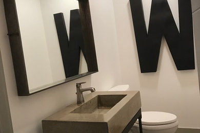 Foto de cuarto de baño urbano de tamaño medio con armarios abiertos, sanitario de dos piezas, paredes blancas, suelo de madera oscura, aseo y ducha, lavabo integrado, encimera de cemento y suelo marrón