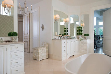 グランドラピッズにあるトランジショナルスタイルのおしゃれな浴室の写真
