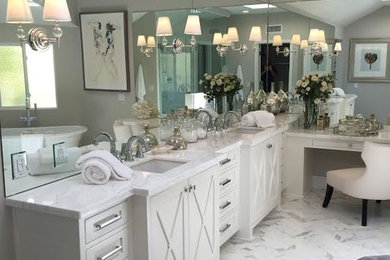 Ejemplo de cuarto de baño principal clásico grande con armarios tipo mueble, puertas de armario blancas, paredes grises, suelo de mármol, lavabo bajoencimera, encimera de mármol y suelo blanco