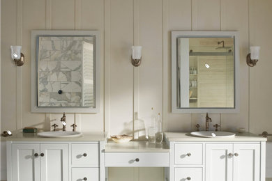 Modelo de cuarto de baño principal campestre grande con armarios estilo shaker, puertas de armario blancas, paredes beige, lavabo encastrado y encimera de cuarzo compacto
