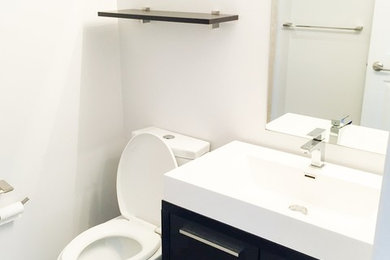 Aménagement d'une salle d'eau contemporaine en bois foncé de taille moyenne avec un placard à porte plane, WC séparés, un mur blanc, un sol en carrelage de porcelaine, un lavabo intégré, un plan de toilette en quartz modifié et un sol beige.