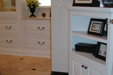Ejemplo de cuarto de baño principal tradicional de tamaño medio con armarios con paneles con relieve, puertas de armario blancas, paredes beige, suelo de piedra caliza y suelo beige