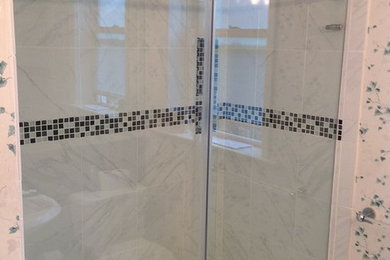 Diseño de cuarto de baño principal tradicional renovado de tamaño medio con ducha empotrada, baldosas y/o azulejos blancos, baldosas y/o azulejos de cerámica y paredes blancas