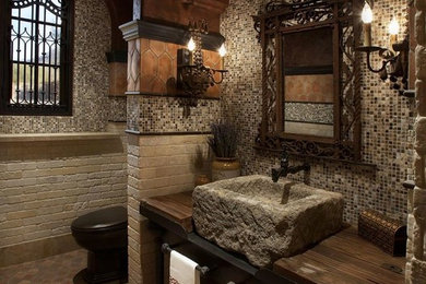 Modelo de cuarto de baño principal rústico grande con armarios tipo mueble y puertas de armario de madera en tonos medios