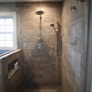 Inspiration för mellanstora lantliga en-suite badrum, med bruna skåp, en kantlös dusch, en toalettstol med separat cisternkåpa, brun kakel, porslinskakel, grå väggar, klinkergolv i porslin, ett undermonterad handfat, granitbänkskiva, beiget golv, med dusch som är öppen och släta luckor