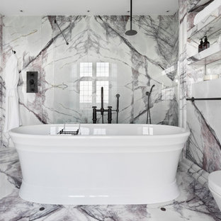 Foto på ett stort funkis vit en-suite badrum, med luckor med lamellpanel, lila skåp, ett fristående badkar, en öppen dusch, vit kakel, marmorkakel, marmorgolv, ett avlångt handfat, marmorbänkskiva och flerfärgat golv