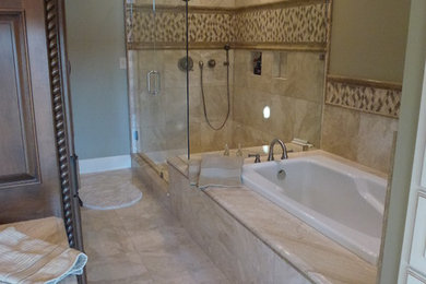 Источник вдохновения для домашнего уюта: большая главная ванная комната в классическом стиле с накладной ванной, угловым душем, раздельным унитазом, бежевой плиткой, керамогранитной плиткой, бежевыми стенами, полом из керамогранита, врезной раковиной, фасадами с выступающей филенкой, светлыми деревянными фасадами и мраморной столешницей