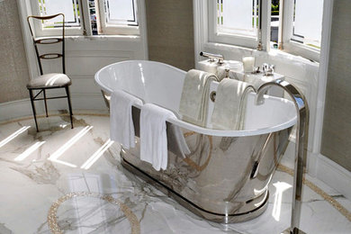 Ejemplo de cuarto de baño tradicional renovado de tamaño medio con encimera de mármol, bañera exenta, baldosas y/o azulejos blancos, losas de piedra, paredes beige y suelo de mármol