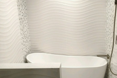 サンディエゴにある高級な広いコンテンポラリースタイルのおしゃれなマスターバスルーム (置き型浴槽、シャワー付き浴槽	、モザイクタイル、白い壁) の写真
