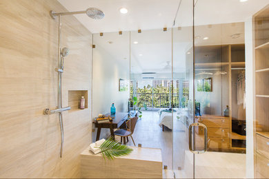 ハワイにあるトロピカルスタイルのおしゃれな浴室の写真