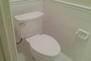 Пример оригинального дизайна: ванная комната в классическом стиле с белой плиткой, керамической плиткой, полом из мозаичной плитки и белым полом