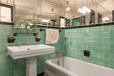 Источник вдохновения для домашнего уюта: ванная комната в классическом стиле с ванной в нише, зеленой плиткой, керамической плиткой и раковиной с пьедесталом