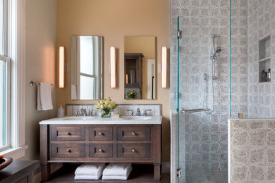 Idee per una stanza da bagno padronale tradizionale con ante in stile shaker, doccia ad angolo, pareti arancioni, lavabo sottopiano, pavimento beige e porta doccia a battente