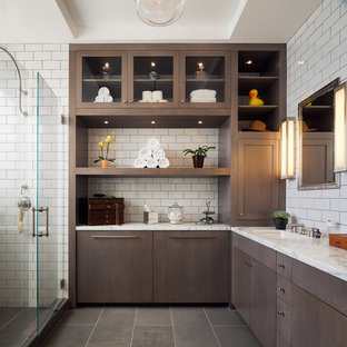 Modelo de cuarto de baño principal, clásico renovado, con encimera de mármol, armarios con paneles lisos, puertas de armario de madera en tonos medios, baldosas y/o azulejos blancos, baldosas y/o azulejos de cemento, paredes blancas, lavabo bajoencimera y ducha con puerta con bisagras