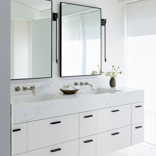 Inspiration för mycket stora moderna vitt en-suite badrum, med släta luckor, vita skåp, vita väggar, ett integrerad handfat, marmorbänkskiva och vitt golv