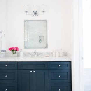 Ejemplo de cuarto de baño tradicional renovado, grande, con puertas de armario azules, encimera de mármol, paredes blancas, lavabo bajoencimera y armarios estilo shaker