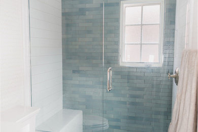 ロサンゼルスにあるトラディショナルスタイルのおしゃれな浴室 (分離型トイレ、青いタイル、セラミックタイル、セラミックタイルの床) の写真