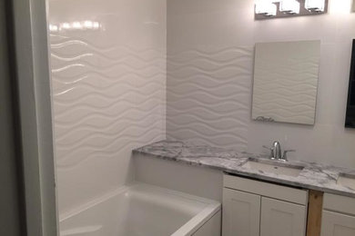 Klassisches Badezimmer mit Schrankfronten im Shaker-Stil, weißen Schränken und weißer Wandfarbe in Washington, D.C.