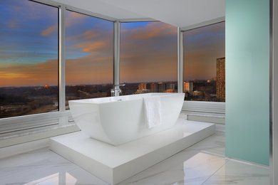 Modern inredning av ett vit vitt en-suite badrum, med släta luckor, skåp i ljust trä, en dusch i en alkov, vit kakel, vita väggar, ett integrerad handfat, vitt golv och dusch med gångjärnsdörr