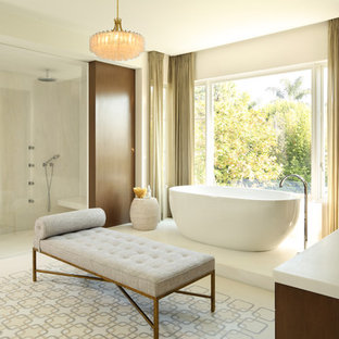 Diseño de cuarto de baño principal, actual, con bañera exenta, ducha a ras de suelo, baldosas y/o azulejos beige y paredes beige