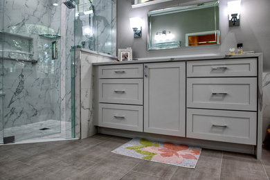 Foto de cuarto de baño clásico renovado con armarios estilo shaker, puertas de armario blancas y encimera de cuarzo compacto
