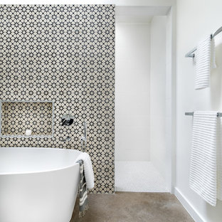 Idéer för stora funkis en-suite badrum, med ett fristående badkar, en öppen dusch, keramikplattor, vita väggar, betonggolv, med dusch som är öppen, svart och vit kakel och grått golv