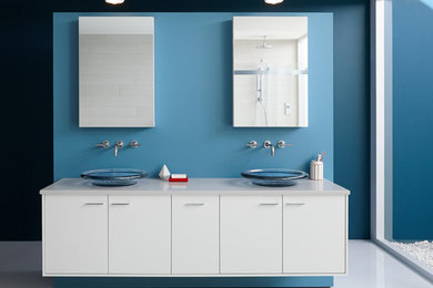 ミルウォーキーにある高級な巨大なコンテンポラリースタイルのおしゃれなマスターバスルーム (ベッセル式洗面器、フラットパネル扉のキャビネット、白いキャビネット、クオーツストーンの洗面台、青い壁、スレートの床、オープン型シャワー) の写真