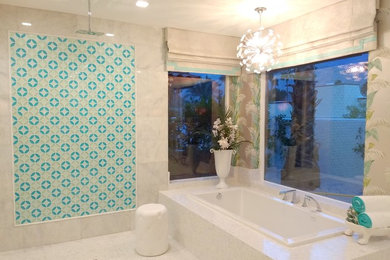Ejemplo de cuarto de baño principal vintage de tamaño medio con bañera encastrada, ducha abierta, baldosas y/o azulejos de vidrio y suelo de mármol