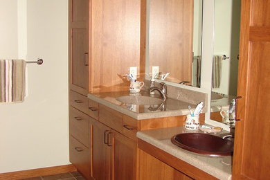 Example of a classic bathroom design in Cedar Rapids