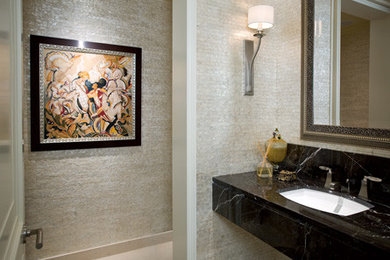 Ejemplo de cuarto de baño moderno grande con armarios abiertos, puertas de armario de madera en tonos medios, encimera de mármol, paredes beige, suelo de piedra caliza y aseo y ducha