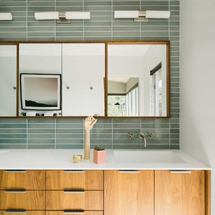 75+ Badezimmer mit grünen Fliesen und integriertem Waschbecken Ideen