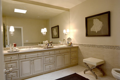 Стильный дизайн: большая главная ванная комната в классическом стиле с накладной раковиной, фасадами с выступающей филенкой, угловым душем, унитазом-моноблоком, бежевыми стенами, бежевыми фасадами, мраморной столешницей, накладной ванной, бежевой плиткой, керамогранитной плиткой и мраморным полом - последний тренд