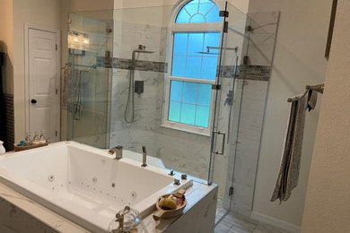 Foto de cuarto de baño principal clásico grande con ducha abierta, ducha con puerta con bisagras y banco de ducha