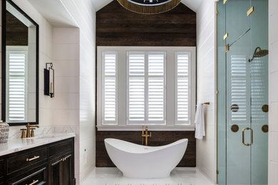 ニューオリンズにある高級な広いトランジショナルスタイルのおしゃれな浴室の写真