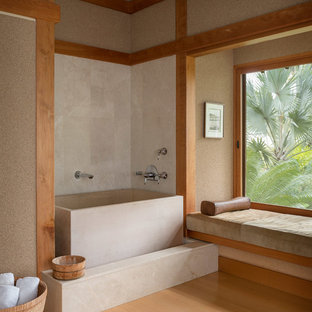 Foto på ett stort orientaliskt en-suite badrum, med ett japanskt badkar, en hörndusch, beige kakel, kakelplattor, beige väggar, med dusch som är öppen, skåp i mellenmörkt trä, mellanmörkt trägolv och brunt golv