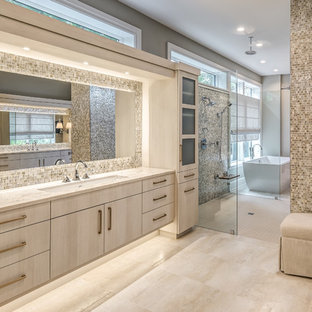 Inspiration för ett maritimt beige beige en-suite badrum, med släta luckor, skåp i ljust trä, en kantlös dusch, beige kakel, mosaik, grå väggar, ett undermonterad handfat, beiget golv och med dusch som är öppen