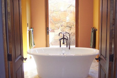 Diseño de cuarto de baño principal contemporáneo de tamaño medio con bañera exenta y parades naranjas