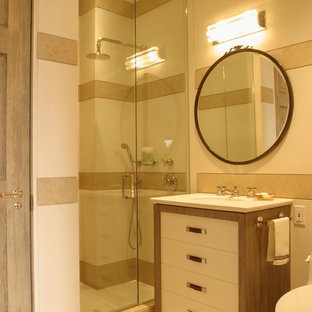 Idéer för ett mellanstort modernt badrum med dusch, med släta luckor, vita skåp, en dusch i en alkov, en toalettstol med hel cisternkåpa, beige kakel, vit kakel, porslinskakel, beige väggar, klinkergolv i porslin, bänkskiva i akrylsten, beiget golv, dusch med gångjärnsdörr och ett undermonterad handfat