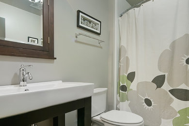 デンバーにあるトラディショナルスタイルのおしゃれな浴室 (コンソール型シンク) の写真