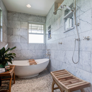 Foto på ett stort vintage en-suite badrum, med luckor med profilerade fronter, skåp i ljust trä, ett fristående badkar, våtrum, marmorbänkskiva, mosaikgolv och grått golv