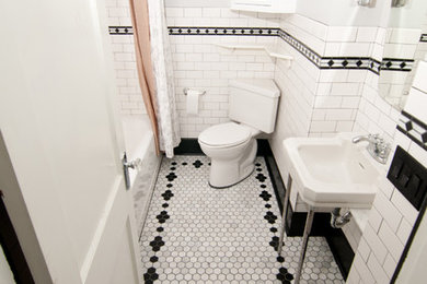 シンシナティにある小さなトラディショナルスタイルのおしゃれなバスルーム (浴槽なし) (アルコーブ型浴槽、シャワー付き浴槽	、分離型トイレ、白いタイル、サブウェイタイル、グレーの壁、コンソール型シンク、グレーの床、シャワーカーテン) の写真