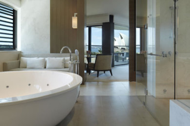 Idéer för ett modernt badrum, med ett fristående badkar