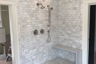 ソルトレイクシティにあるラグジュアリーな広いコンテンポラリースタイルのおしゃれなマスターバスルーム (コーナー設置型シャワー、大理石タイル、大理石の床) の写真