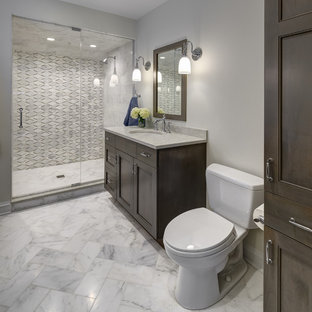 Idee per una stanza da bagno con doccia classica di medie dimensioni con ante con riquadro incassato, ante in legno bruno, doccia alcova, WC a due pezzi, pareti grigie, lavabo sottopiano, top in quarzite, pavimento bianco, porta doccia a battente e top beige
