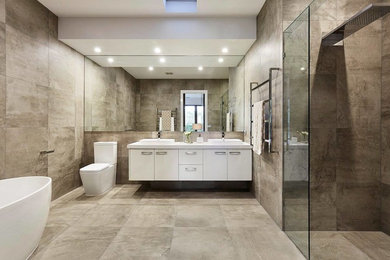 Стильный дизайн: большая главная ванная комната в современном стиле - последний тренд