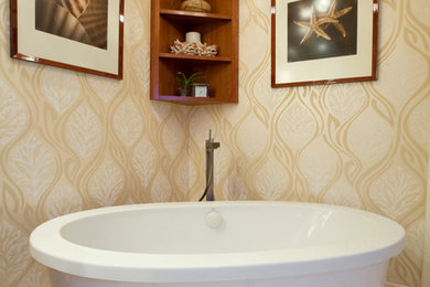 Идея дизайна: главная ванная комната в морском стиле с накладной раковиной, плоскими фасадами, фасадами цвета дерева среднего тона и отдельно стоящей ванной