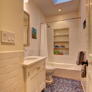 Ispirazione per una stanza da bagno per bambini classica con lavabo sottopiano, ante in stile shaker, ante bianche, top in quarzo composito, vasca ad alcova, vasca/doccia, WC monopezzo, piastrelle bianche, piastrelle diamantate e pavimento viola