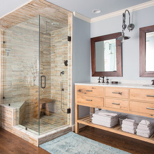 Idee per una stanza da bagno stile rurale con ante lisce, ante in legno scuro, doccia ad angolo, piastrelle beige, pareti blu, parquet scuro, vasca con piedi a zampa di leone e panca da doccia